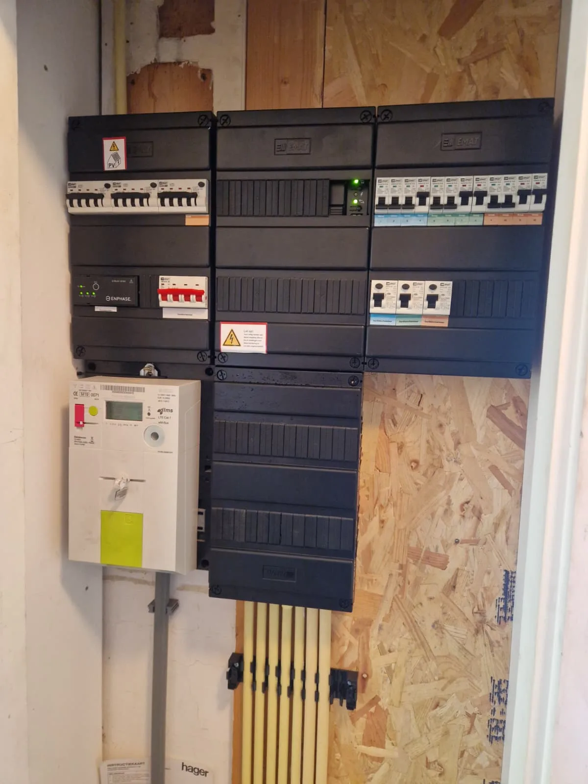 Nieuwe groepenkast met geïntegreerde Enphase-componenten in Exloo