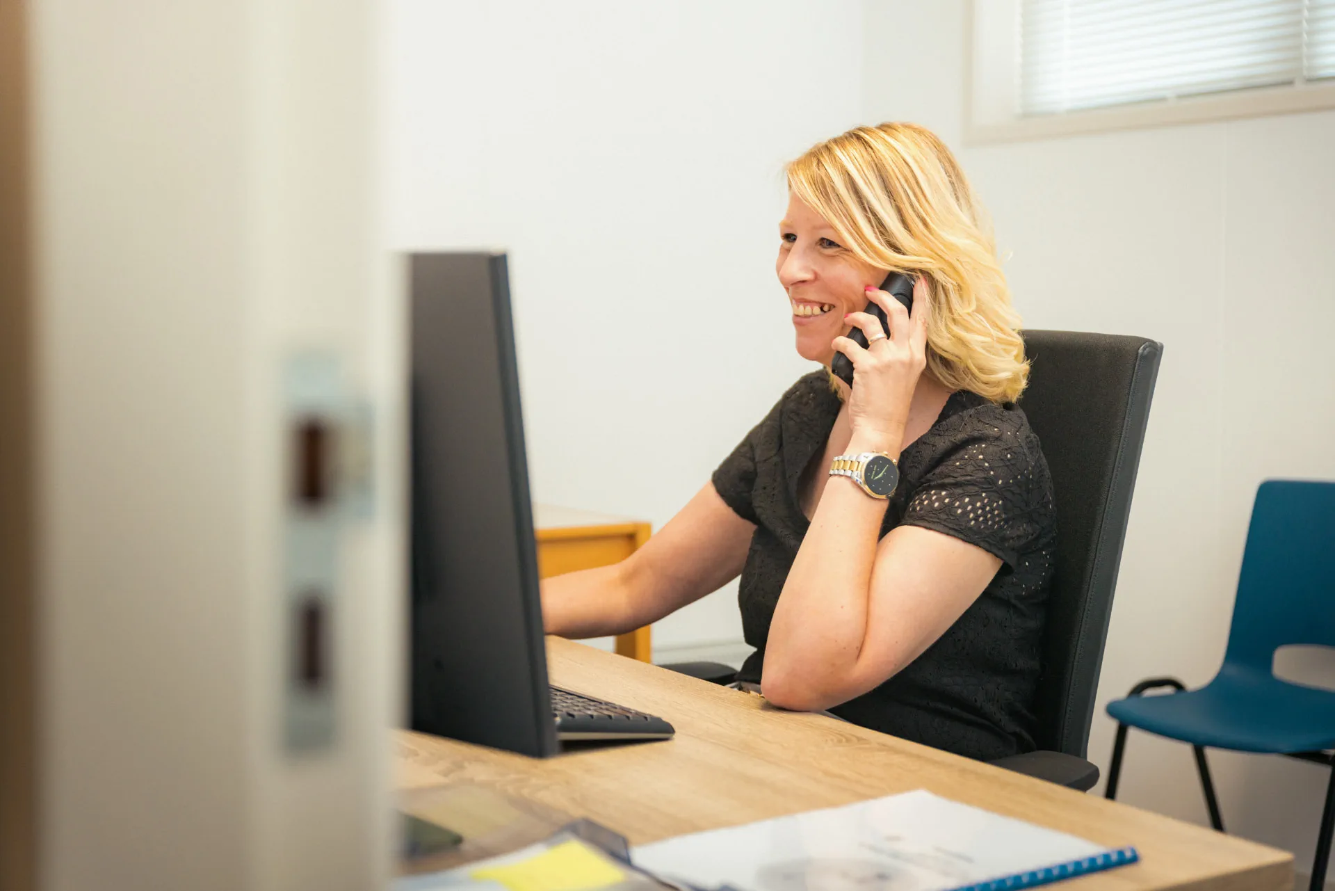 Collega van Zeemanelektro helpt u telefonisch vanuit het kantoor