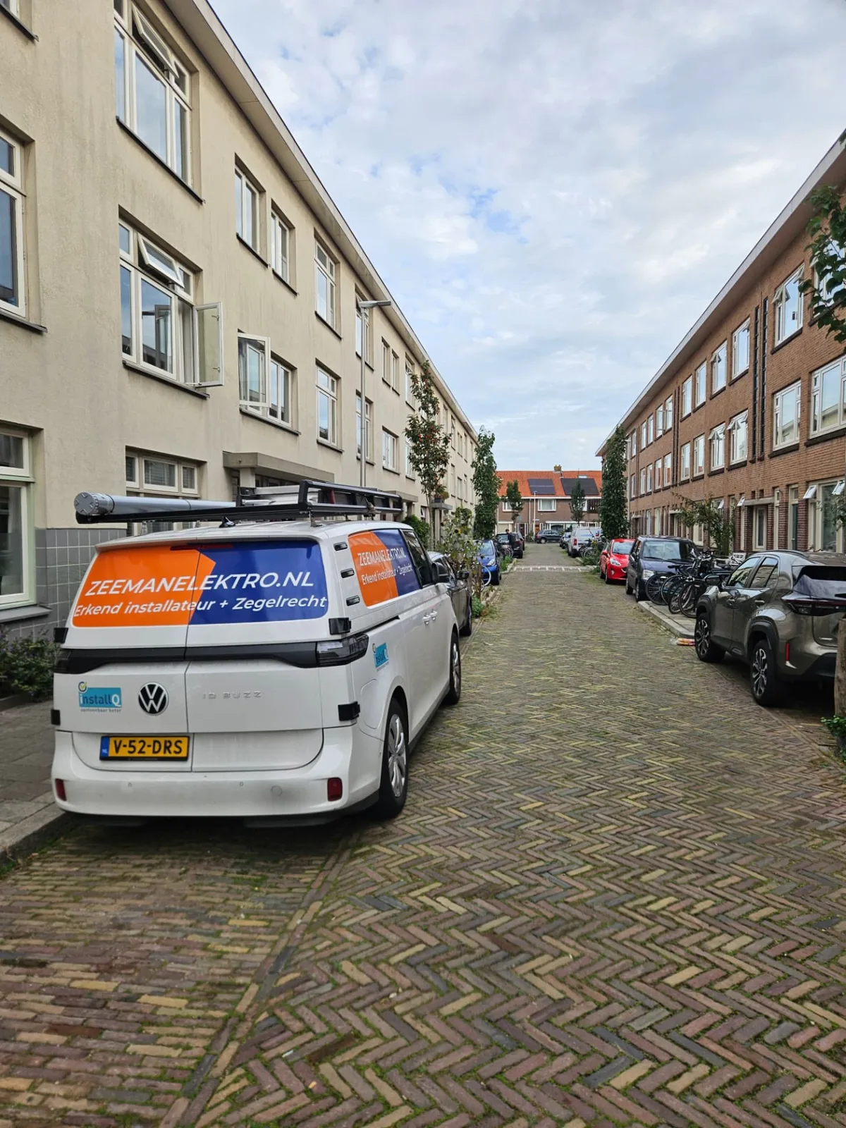 Elektrische bedrijfswagen van Zeemanelektro in een straat in Utrecht tijdens het vervangen van een groepenkast
