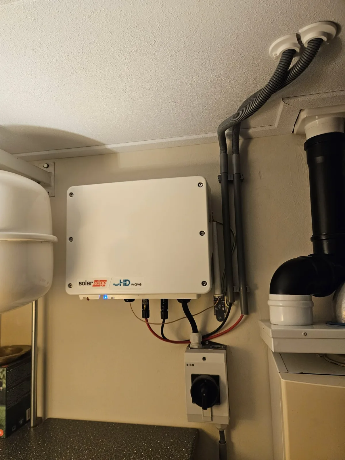 Omvormer en werkschakelaar voor de zonnepanelen in Nieuw-Amsterdam