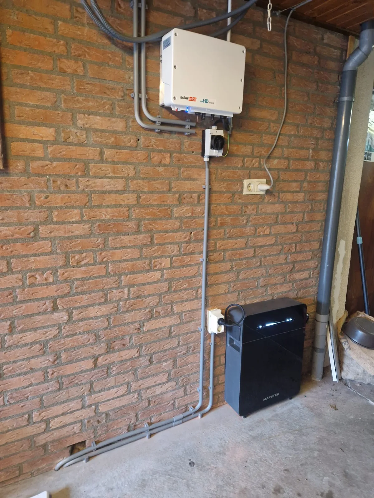 Marstek Venus thuisbatterij en omvormer in de berging in Klazienaveen
