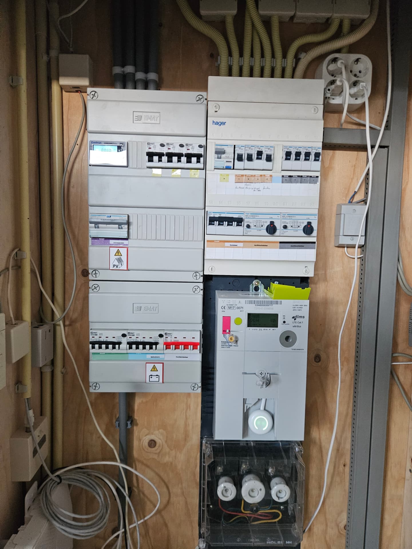 Uitgebreide groepenkast met extra verdeelkast voor de thuisbatterij en zonnepanelen in Emmen
