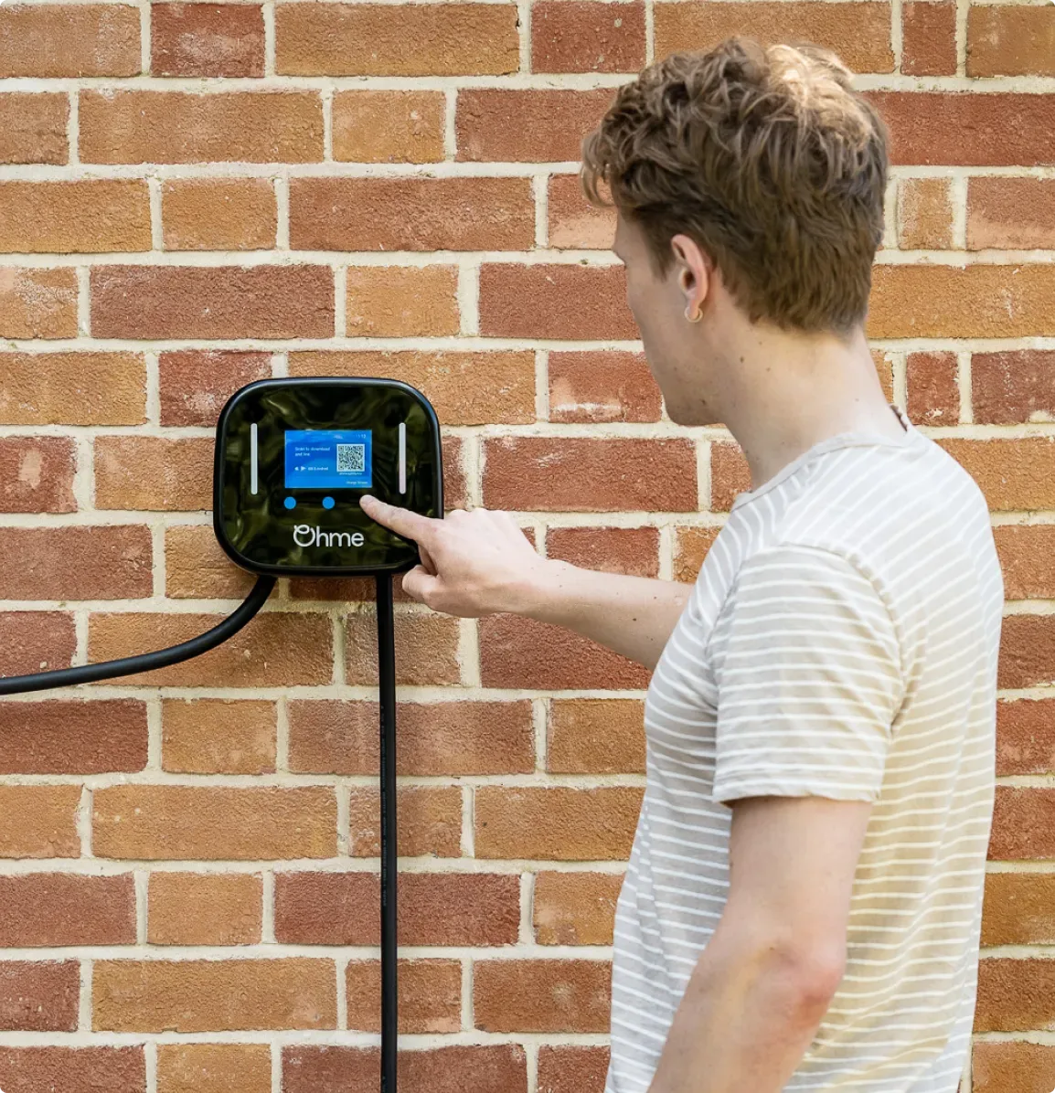Ohme Home Pro laadstation geïnstalleerd aan de gevel van een woning