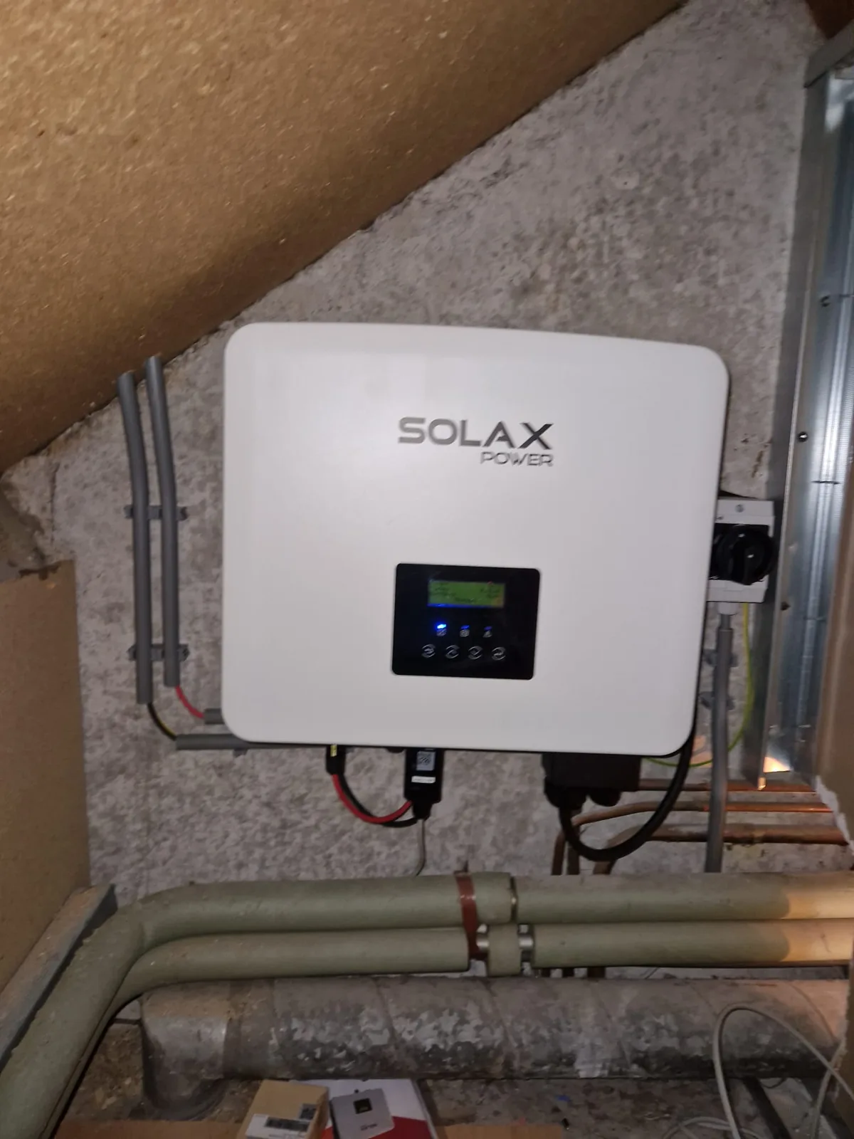 Omvormer voor de zonnepanelen op zolder in Emmen-Bargeres