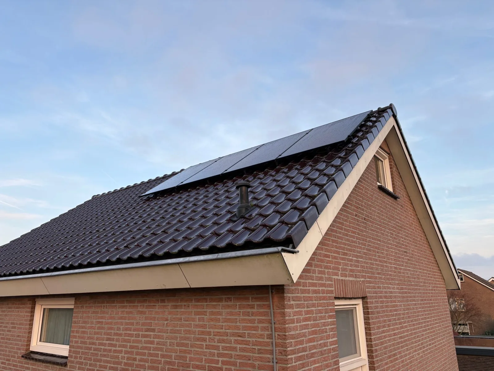 8 zonnepanelen op het dak van een woning in Klazienaveen