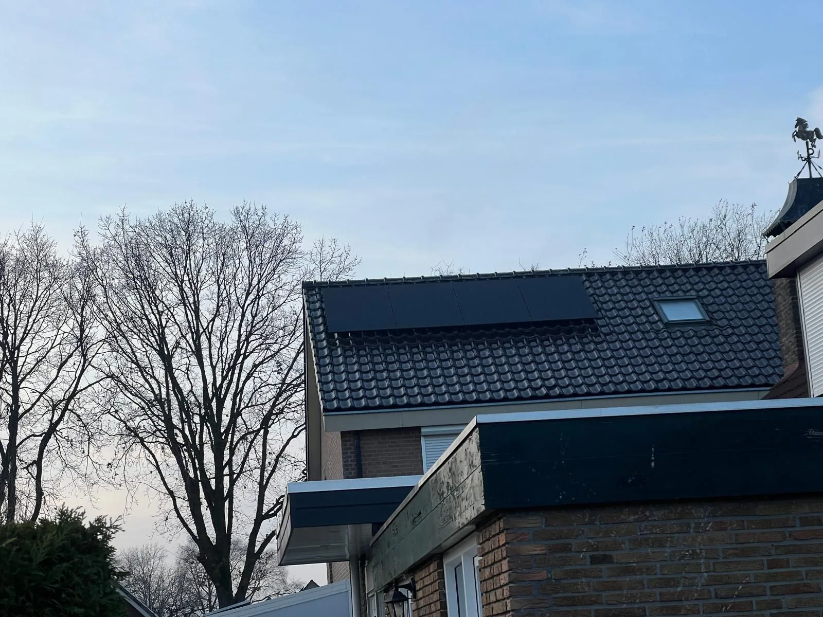 Zonnepanelen op het dak van de woning in Klazienaveen, gezien vanaf de tuin