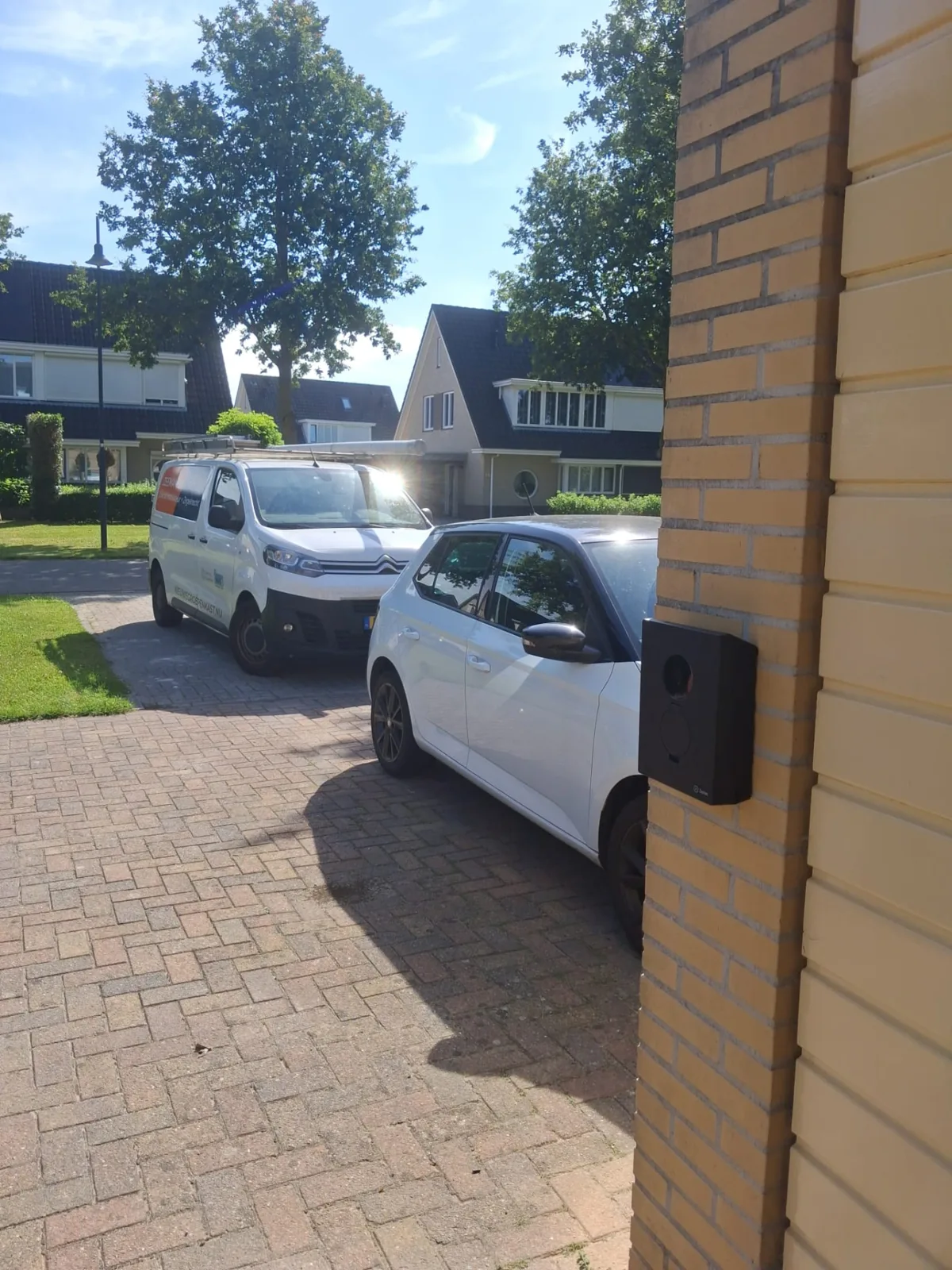 Zaptec Go 2 laadstation geïnstalleerd aan de gevel op Parc Sandur in Emmen