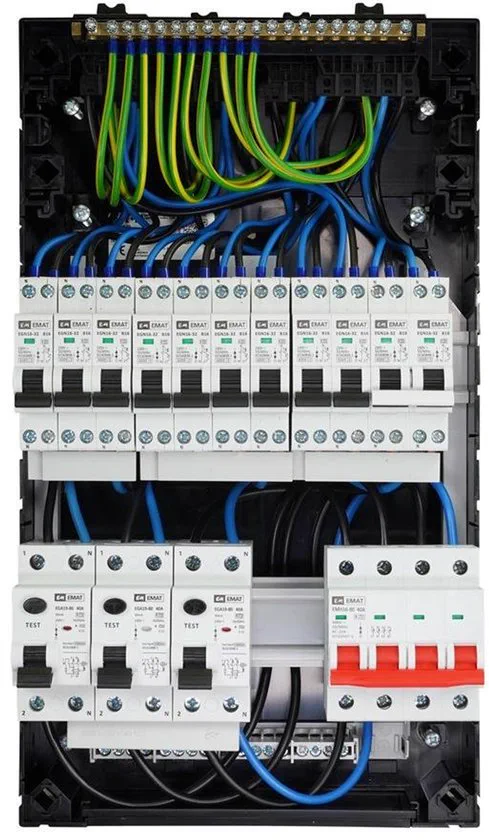Open EMAT groepenkast met installatieautomaten, aardlekschakelaars en krachtgroep