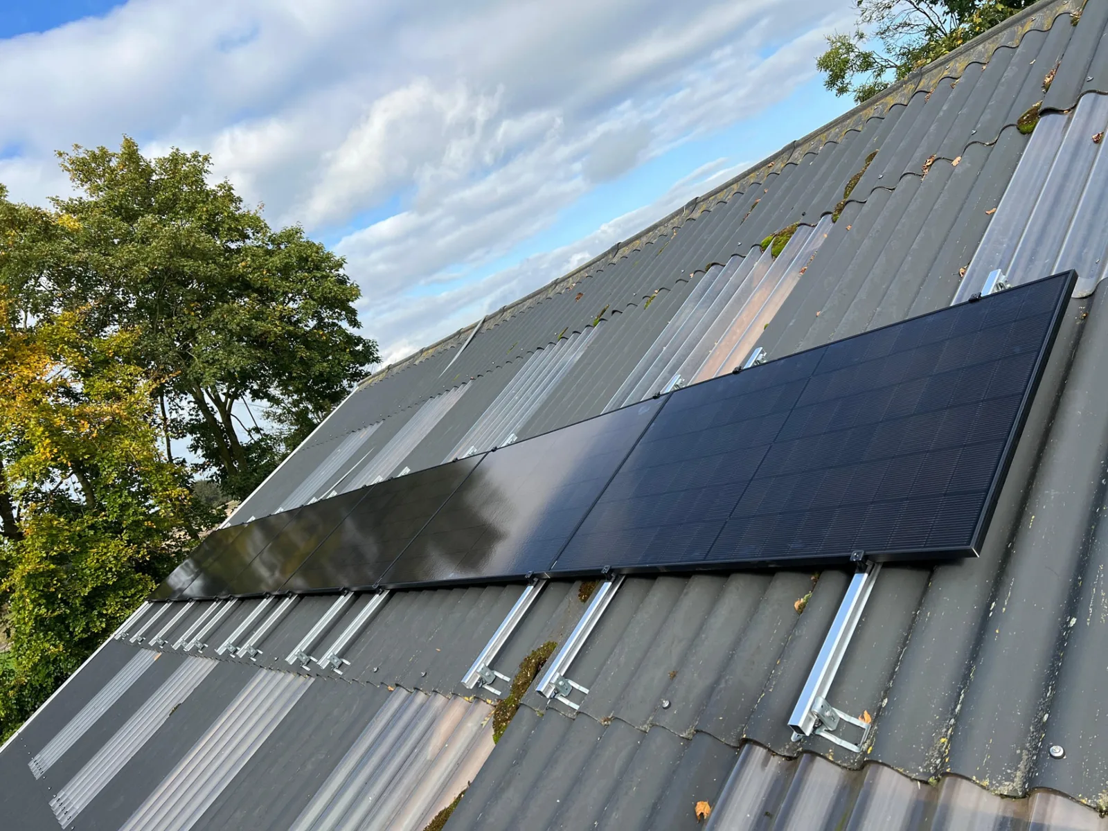 Zonnepanelen op het golfplatendak van het pand in Coevorden