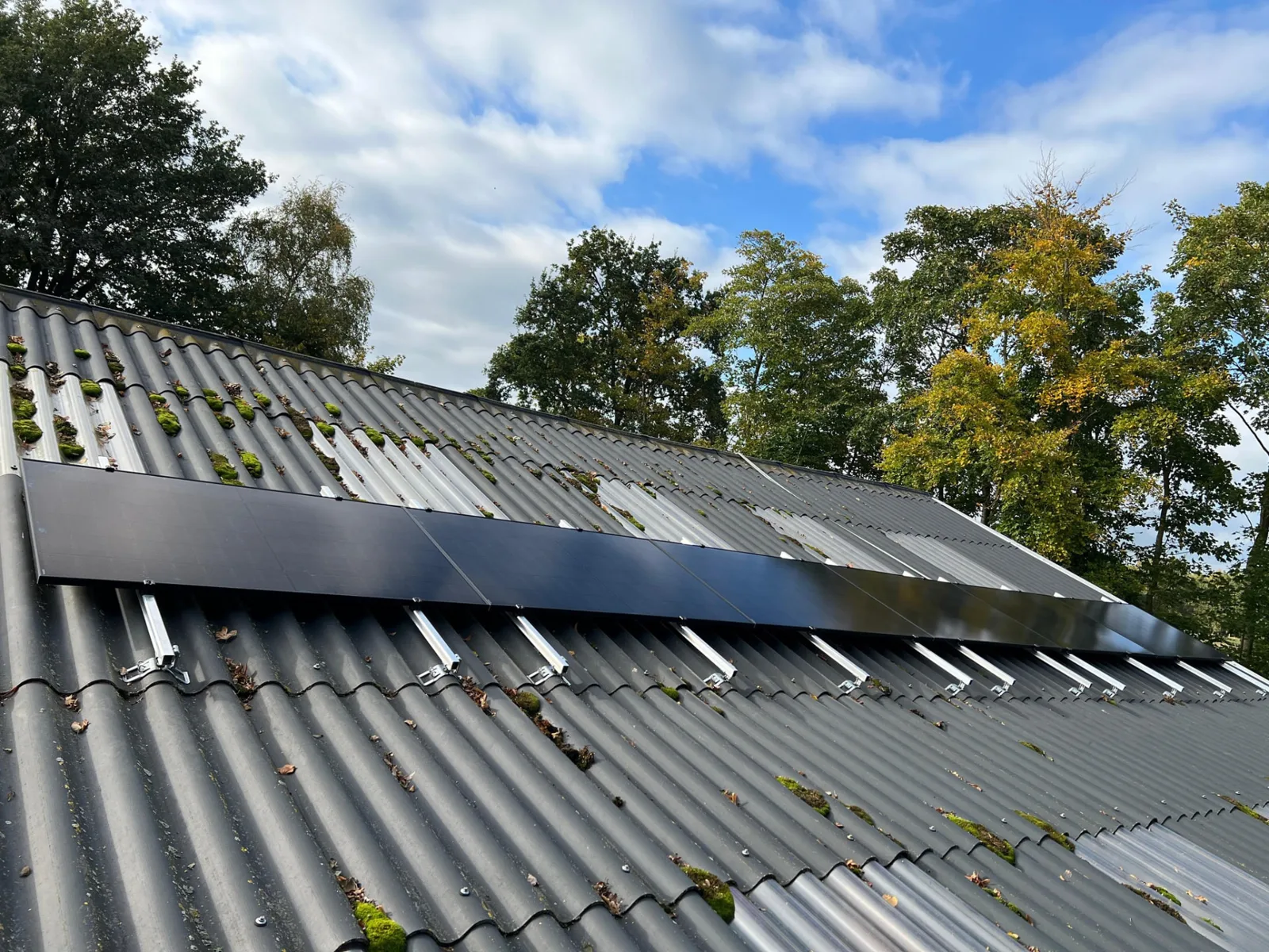 12 zonnepanelen op het dak van een agrarisch pand in Coevorden