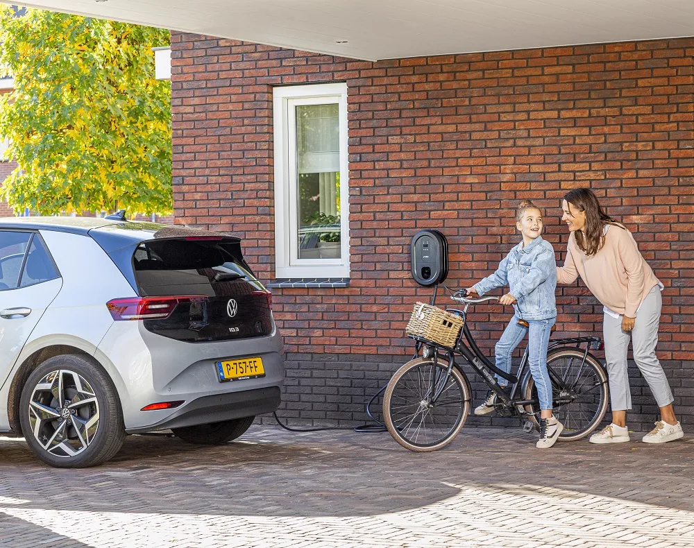 Ratio Solid laadpaal gemonteerd aan de gevel van een woning