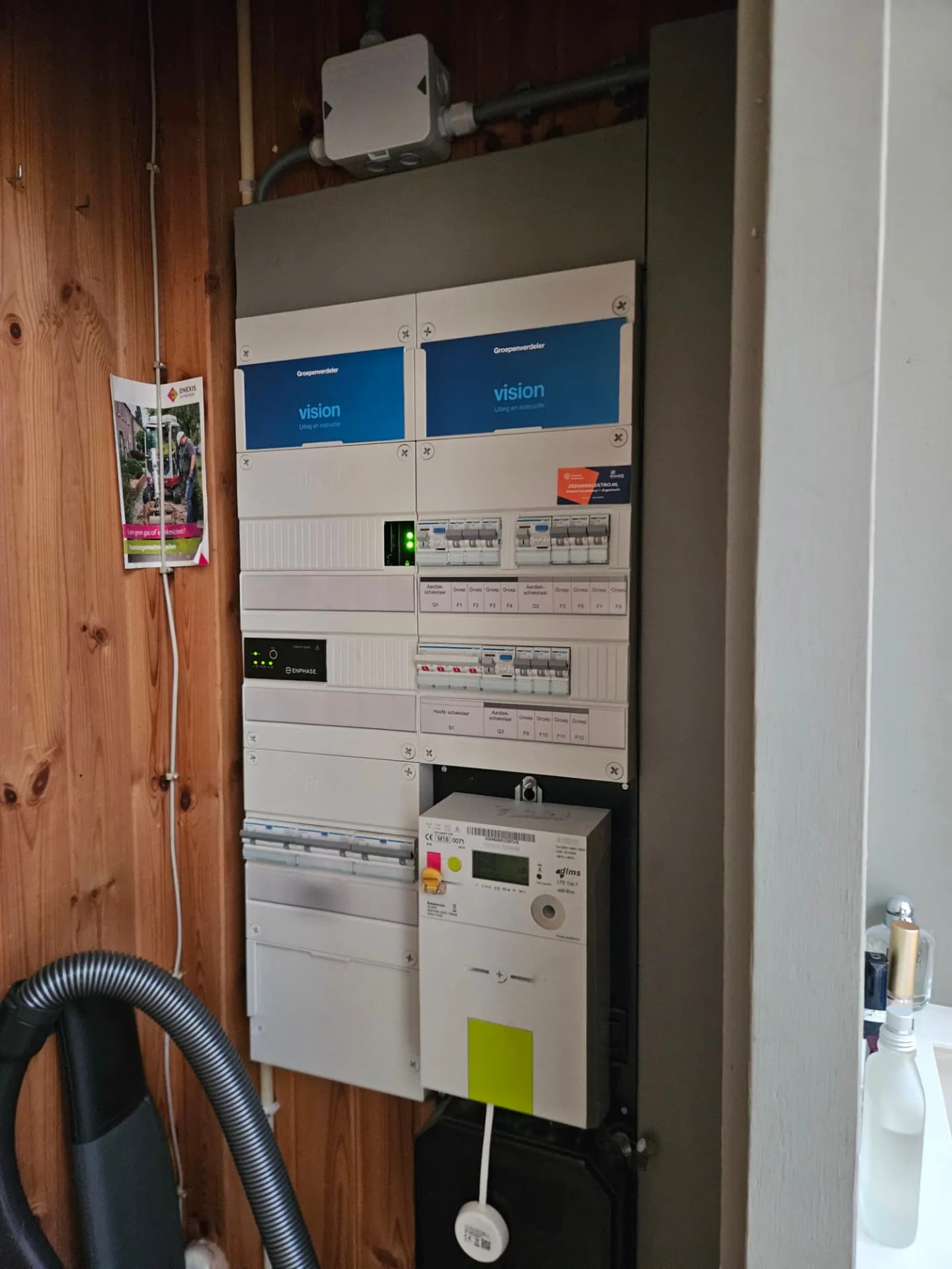 Nieuwe Hager Vision groepenkast met Enphase micro-omvormers in Veenoord, klaar voor 24 zonnepanelen