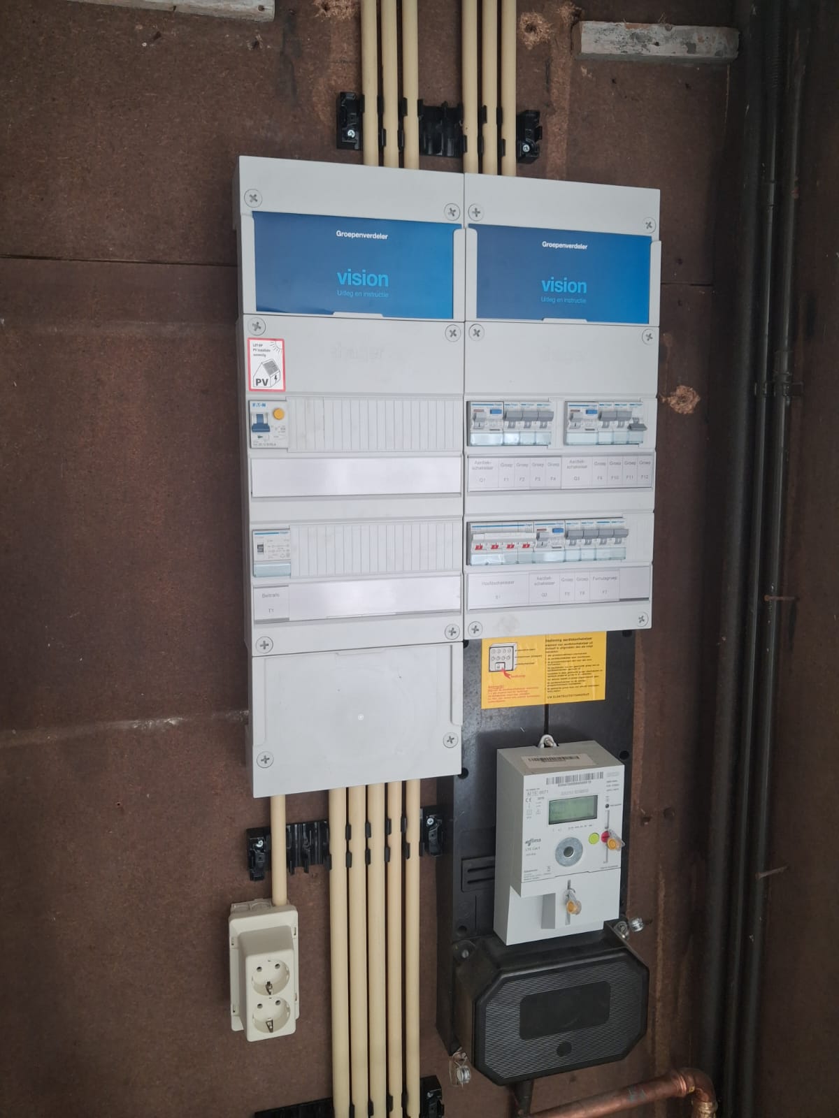1-fasen stoppenkast vervangen voor 3-fasen Hager groepenkast — groepenkast geplaatst in Oldenzaal door Zeemanelektro