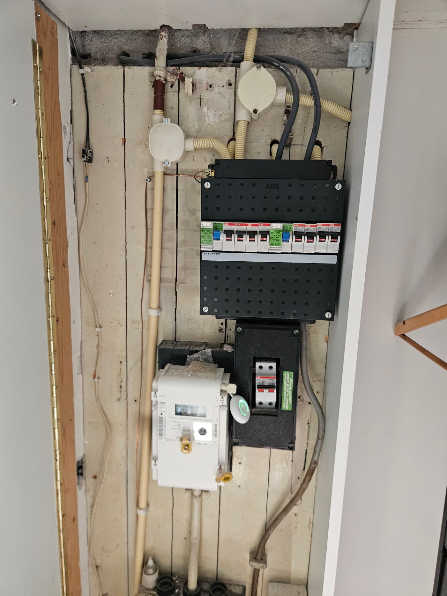 Te kleine 1-fase ABB groepenkast vervangen voor Hager 3-fasen — groepenkast geplaatst in Schiedam door Zeemanelektro
