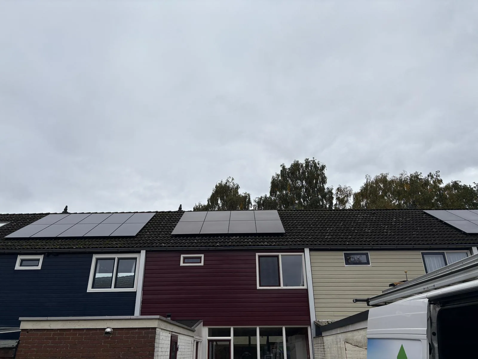 Zonnepanelen op het dak van een rijwoning in Emmen-Bargeres