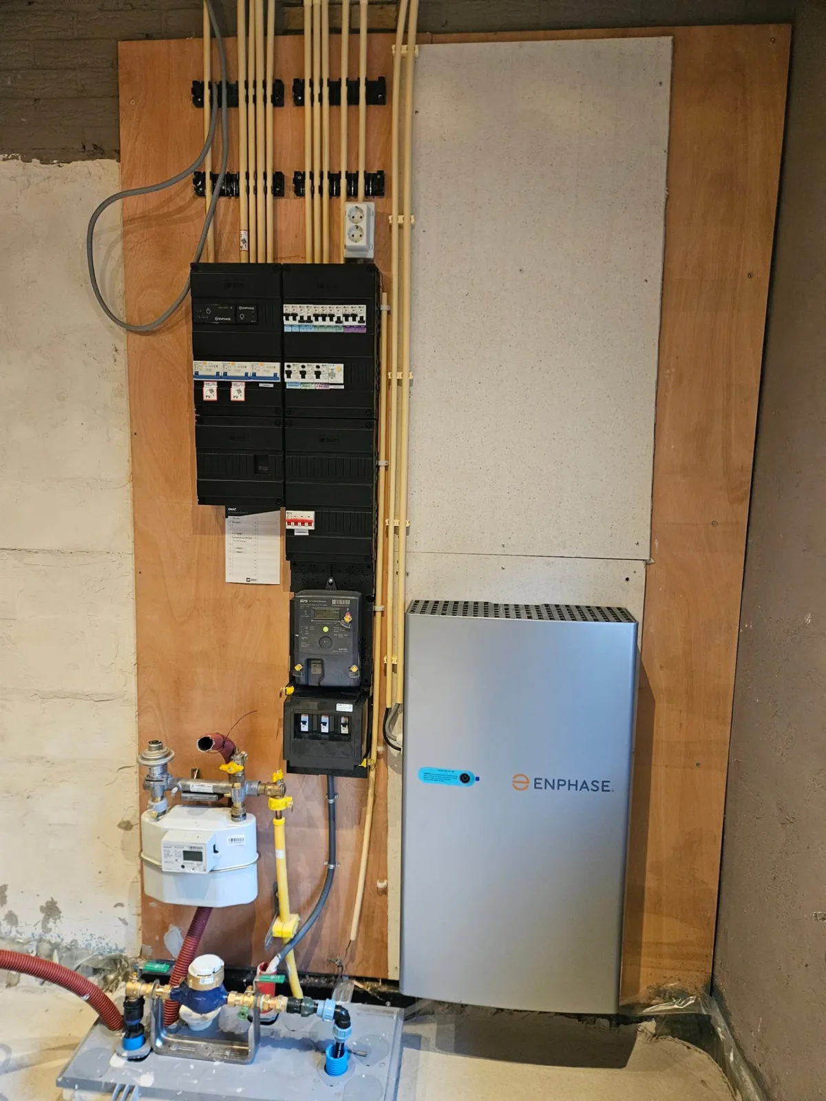 Nieuwe groepenkast en Enphase IQ Battery 5P in de meterkast in Erica