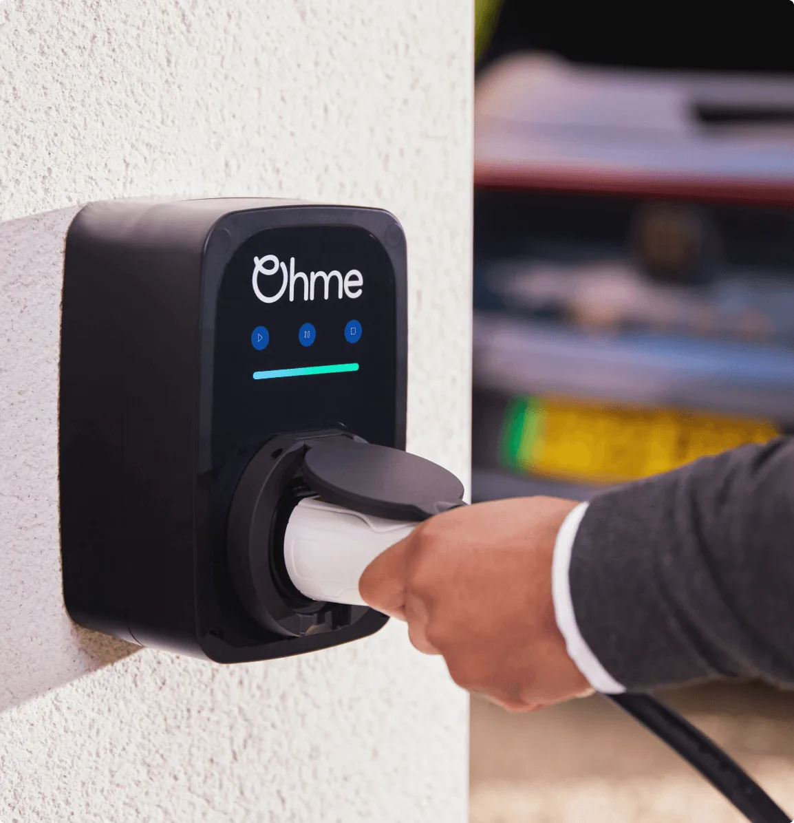 Ohme ePod laadstation geïnstalleerd aan de gevel van een woning