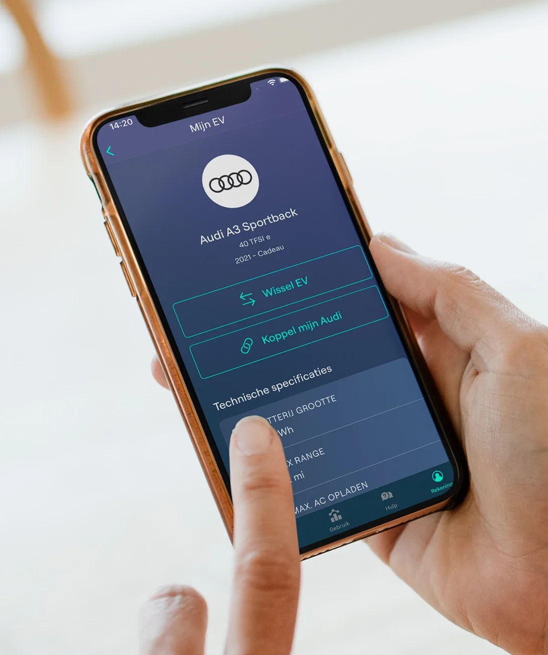 Ohme-app naast een Ohme laadstation voor slim laden op dynamische energietarieven