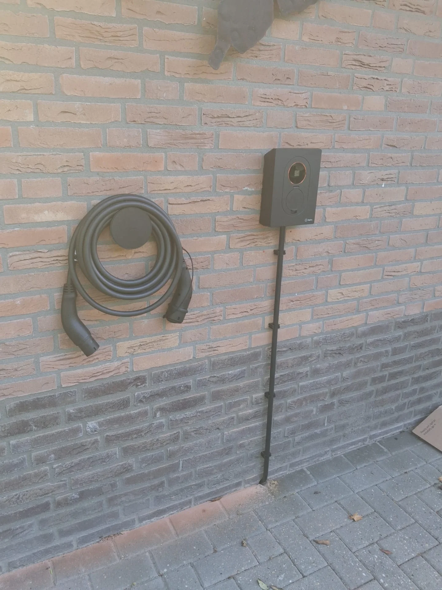 Geïnstalleerde Zaptec Go 2 laadstation aan de gevel in Appelscha