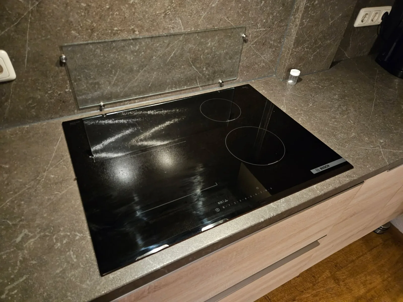 Bosch inductiekookplaat aangesloten in een keuken in Nieuw-Amsterdam