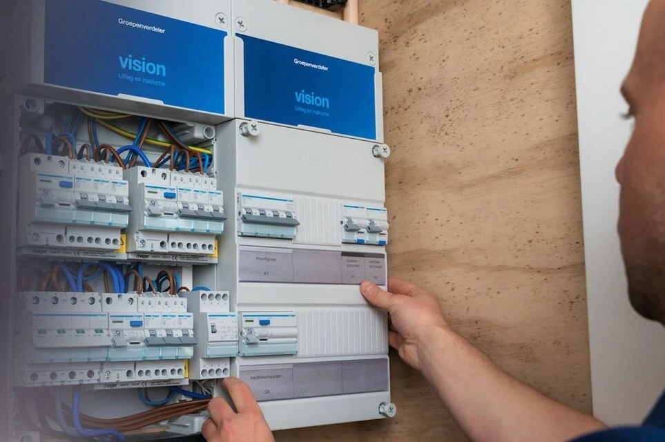 Monteur van Zeemanelektro werkt aan een Hager Vision groepenkast