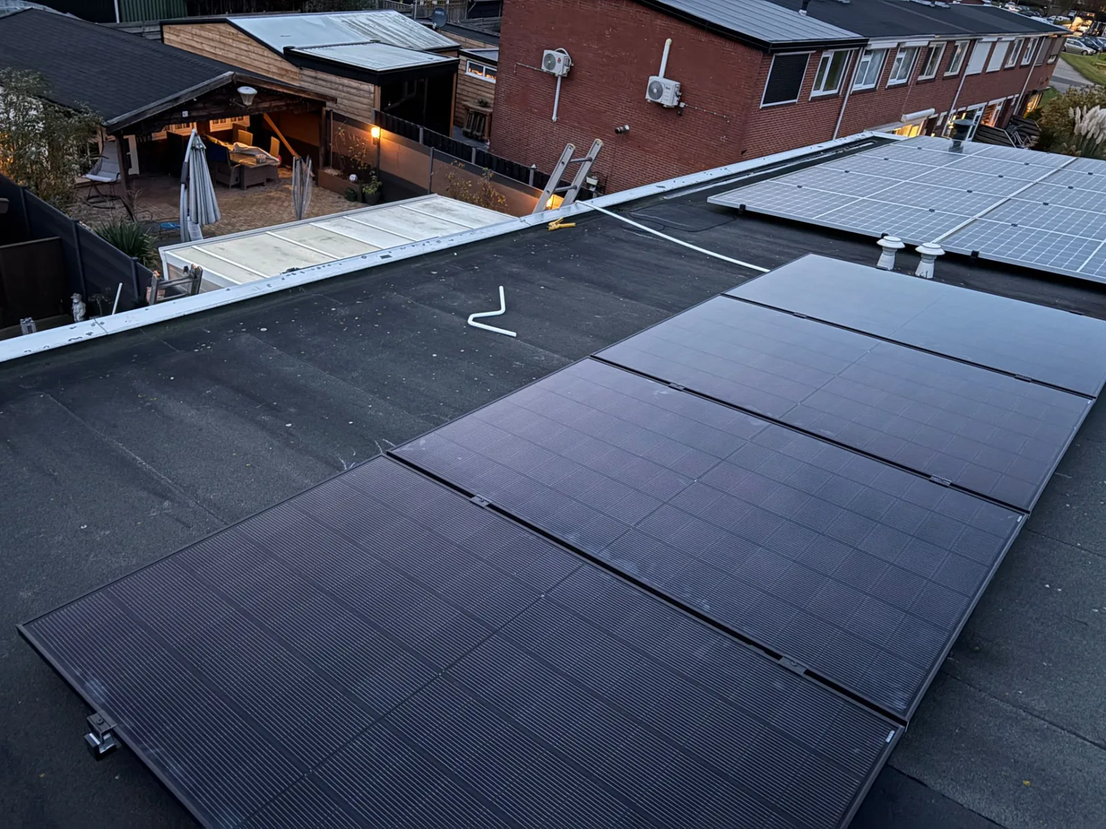 Zonnepanelen op het platte dak van de woning in Nieuw-Amsterdam