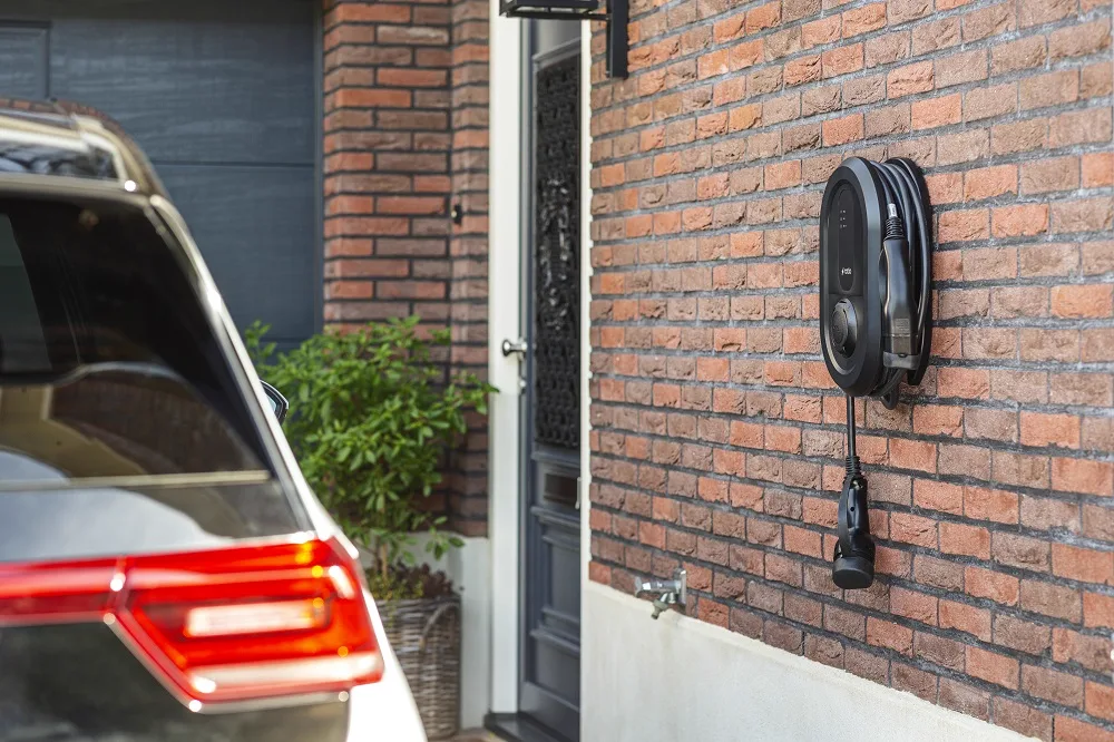 Ratio laadpaal gemonteerd aan de gevel van een woning
