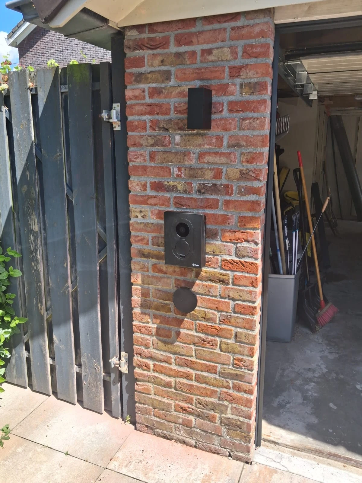 Zaptec Go 2 laadstation geïnstalleerd op een stenen gevel in Assen